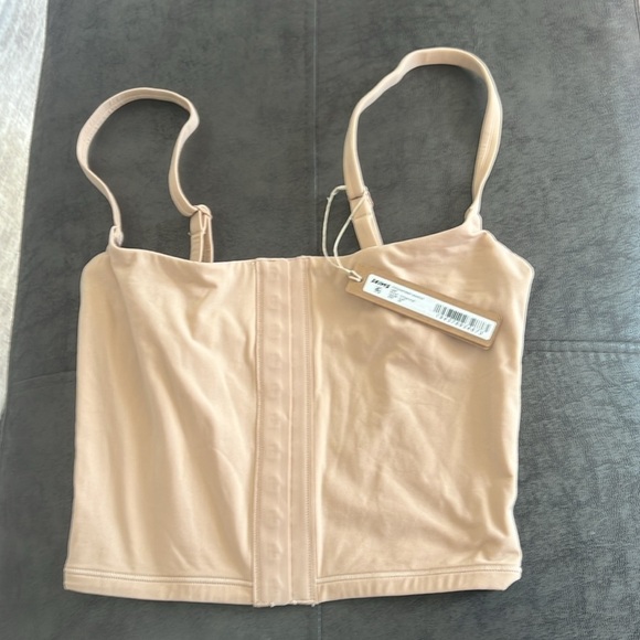 Skims Fits Everybody Adaptive Cami - Picture 7 of 9